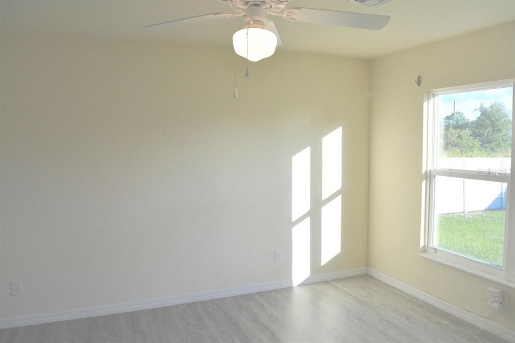 En Venta: $264,900 (4 camas, 3 baños, 1648 Pies cuadrados)