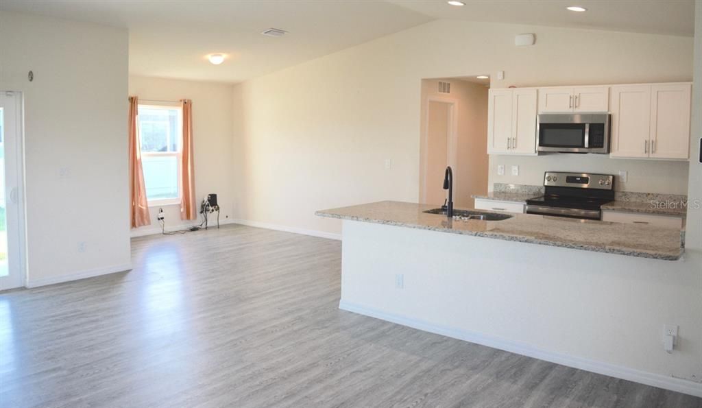 En Venta: $264,900 (4 camas, 3 baños, 1648 Pies cuadrados)