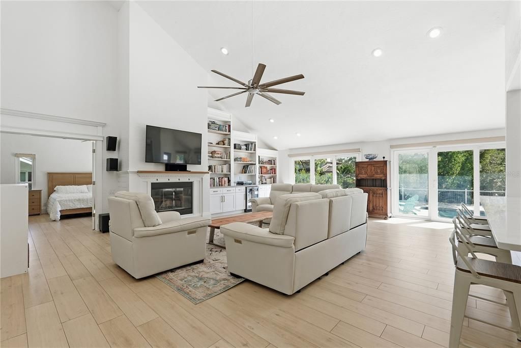 合同活跃: $1,175,000 (3 贝兹, 2 浴室, 2544 平方英尺)