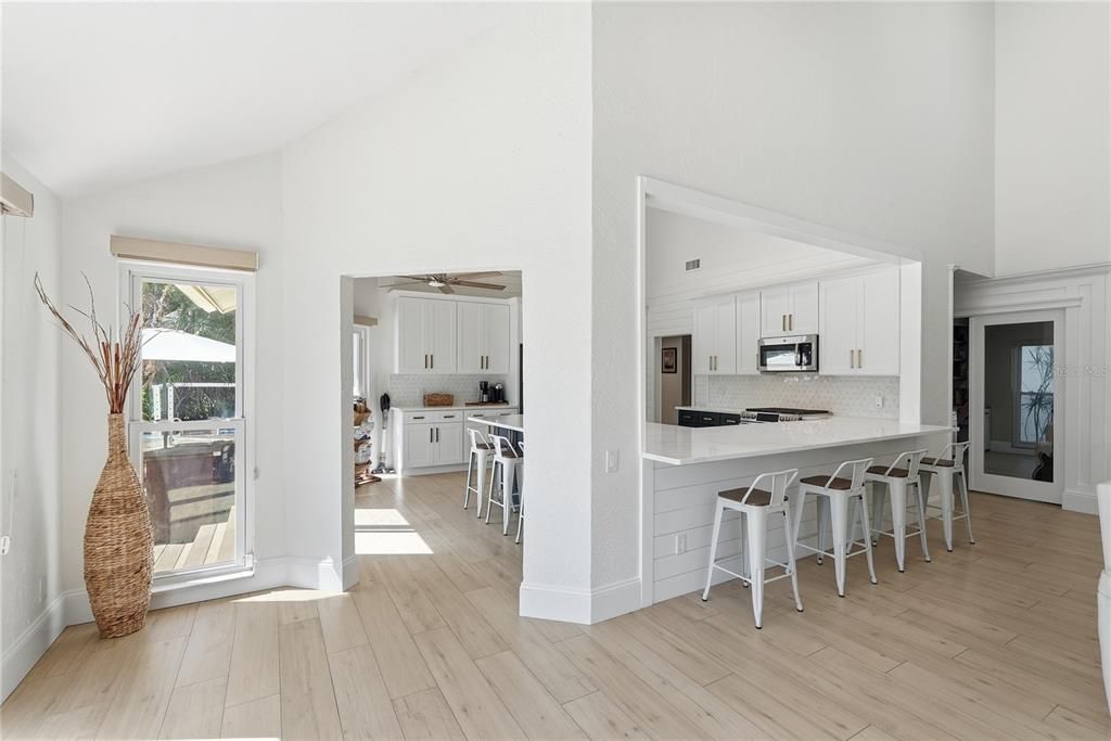 合同活跃: $1,175,000 (3 贝兹, 2 浴室, 2544 平方英尺)