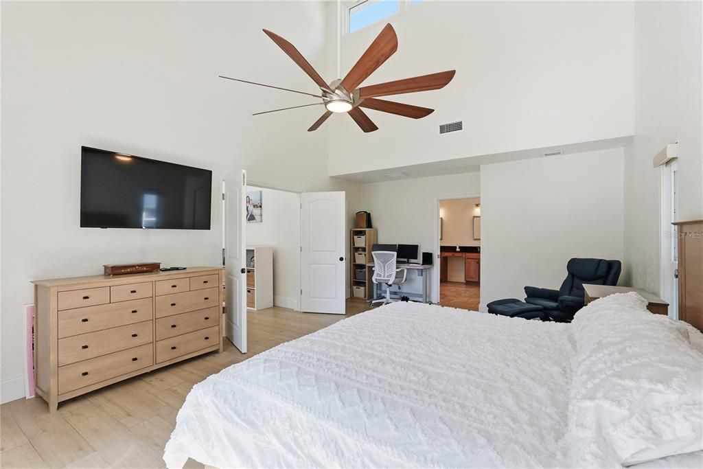 合同活跃: $1,175,000 (3 贝兹, 2 浴室, 2544 平方英尺)