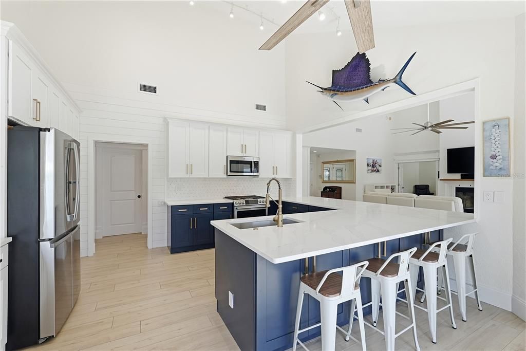 合同活跃: $1,175,000 (3 贝兹, 2 浴室, 2544 平方英尺)