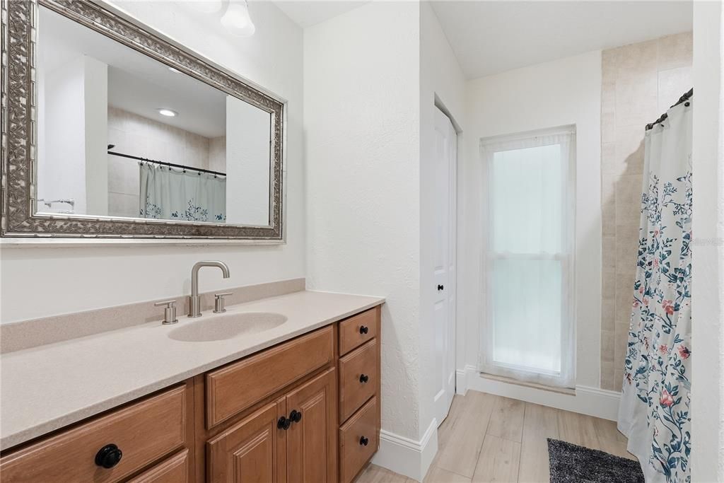 合同活跃: $1,175,000 (3 贝兹, 2 浴室, 2544 平方英尺)