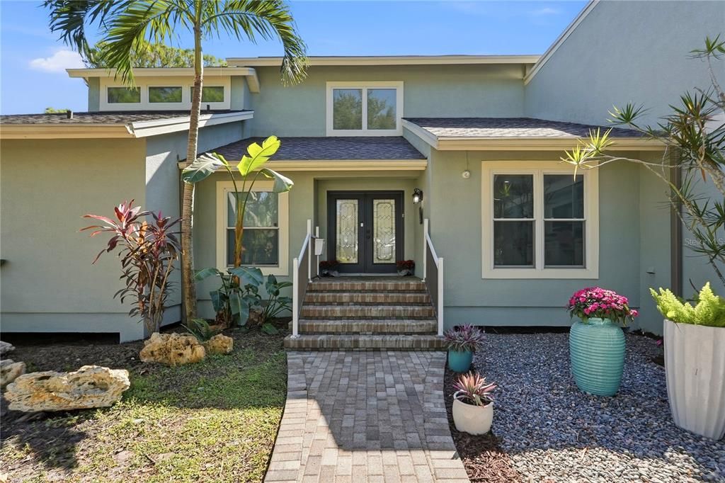 合同活跃: $1,175,000 (3 贝兹, 2 浴室, 2544 平方英尺)