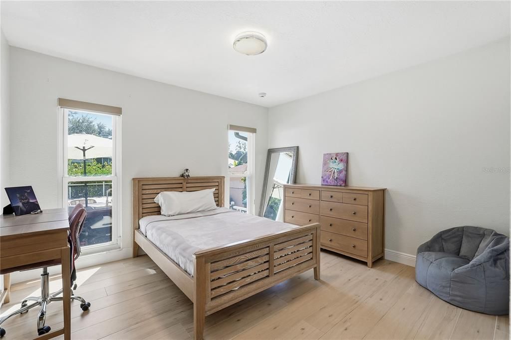 合同活跃: $1,175,000 (3 贝兹, 2 浴室, 2544 平方英尺)