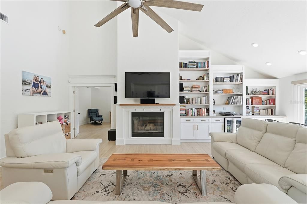 合同活跃: $1,175,000 (3 贝兹, 2 浴室, 2544 平方英尺)