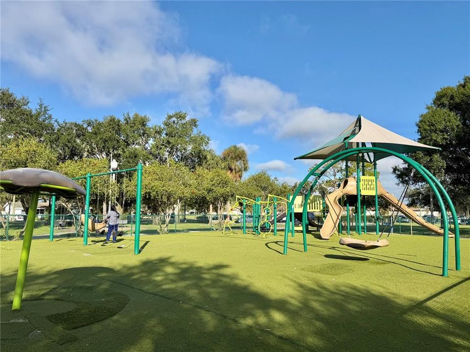 合同活跃: $1,175,000 (3 贝兹, 2 浴室, 2544 平方英尺)