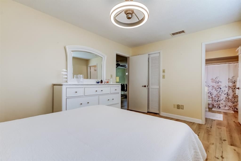 For Sale: $185,000 (2 beds, 2 baths, 945 Square Feet)