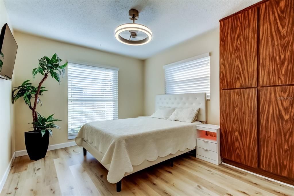 For Sale: $185,000 (2 beds, 2 baths, 945 Square Feet)