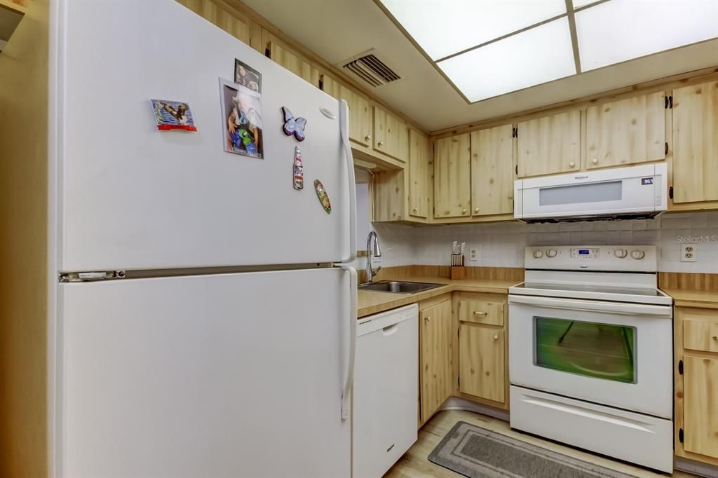 For Sale: $185,000 (2 beds, 2 baths, 945 Square Feet)