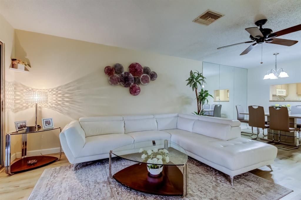 For Sale: $185,000 (2 beds, 2 baths, 945 Square Feet)