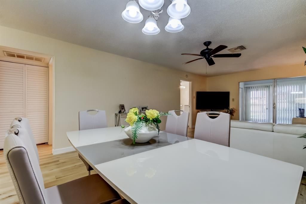 For Sale: $185,000 (2 beds, 2 baths, 945 Square Feet)