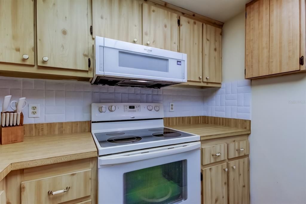 For Sale: $185,000 (2 beds, 2 baths, 945 Square Feet)