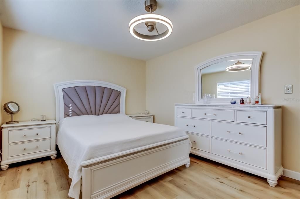 For Sale: $185,000 (2 beds, 2 baths, 945 Square Feet)