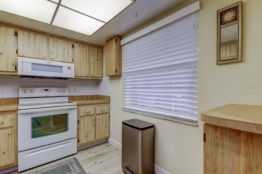 For Sale: $185,000 (2 beds, 2 baths, 945 Square Feet)