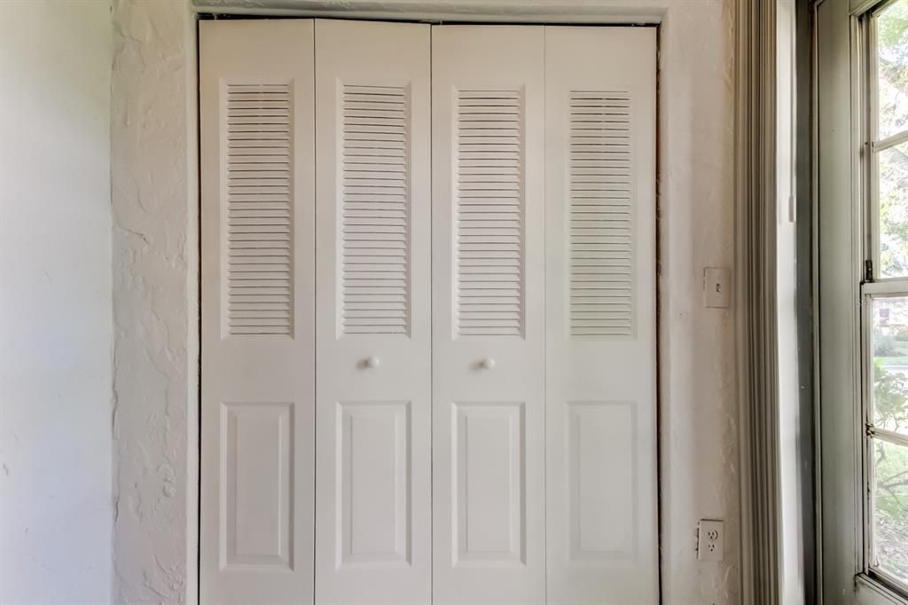 For Sale: $185,000 (2 beds, 2 baths, 945 Square Feet)