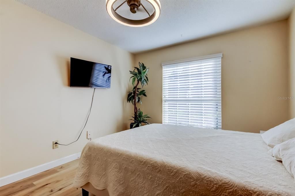 For Sale: $185,000 (2 beds, 2 baths, 945 Square Feet)