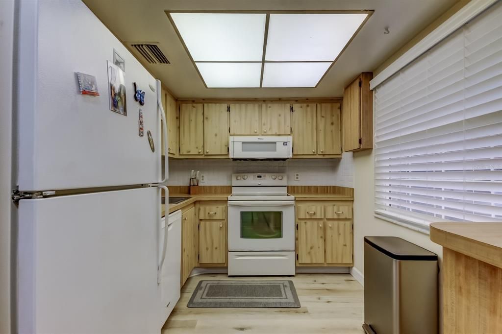 For Sale: $185,000 (2 beds, 2 baths, 945 Square Feet)