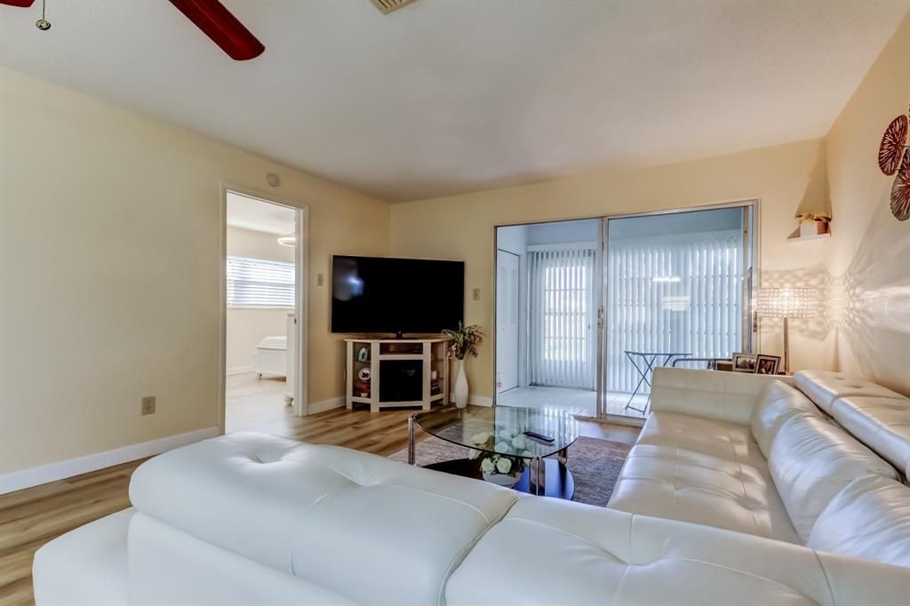 For Sale: $185,000 (2 beds, 2 baths, 945 Square Feet)