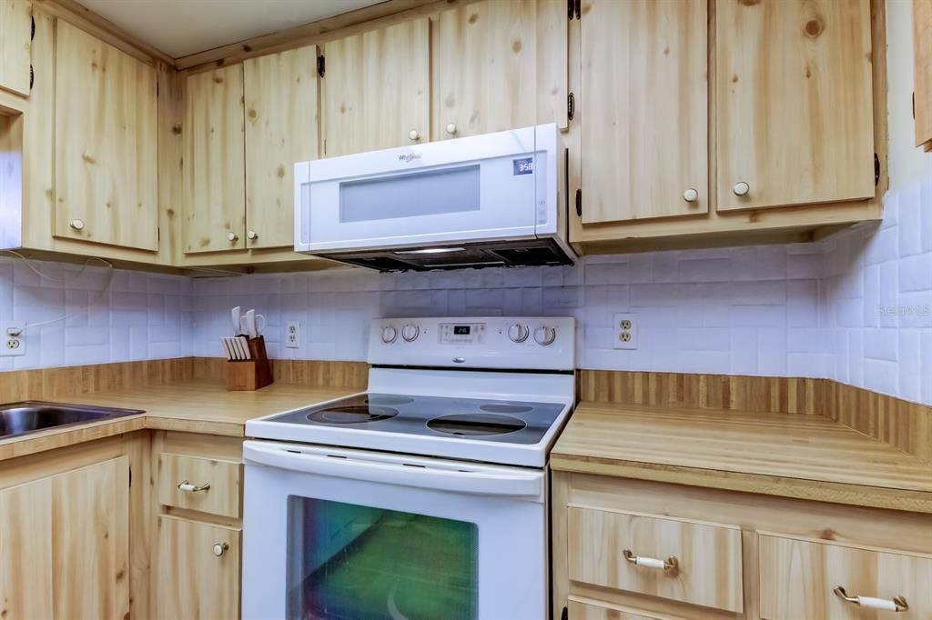 For Sale: $185,000 (2 beds, 2 baths, 945 Square Feet)