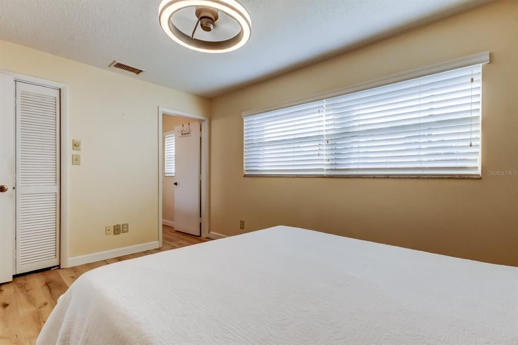 For Sale: $185,000 (2 beds, 2 baths, 945 Square Feet)