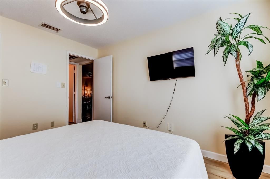 For Sale: $185,000 (2 beds, 2 baths, 945 Square Feet)