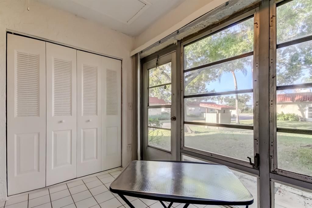 For Sale: $185,000 (2 beds, 2 baths, 945 Square Feet)