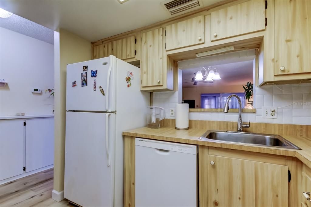 For Sale: $185,000 (2 beds, 2 baths, 945 Square Feet)