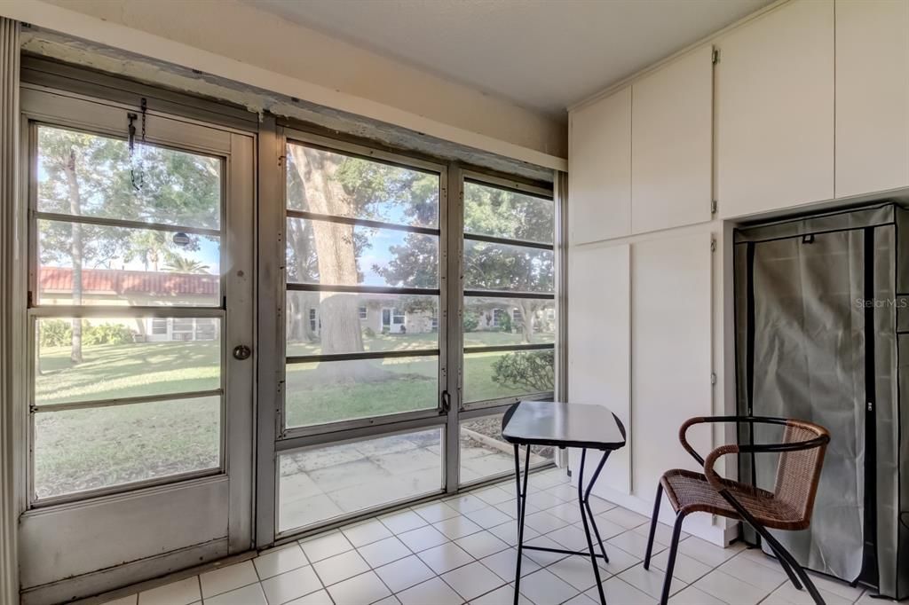 For Sale: $185,000 (2 beds, 2 baths, 945 Square Feet)