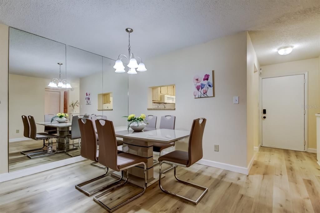 For Sale: $185,000 (2 beds, 2 baths, 945 Square Feet)