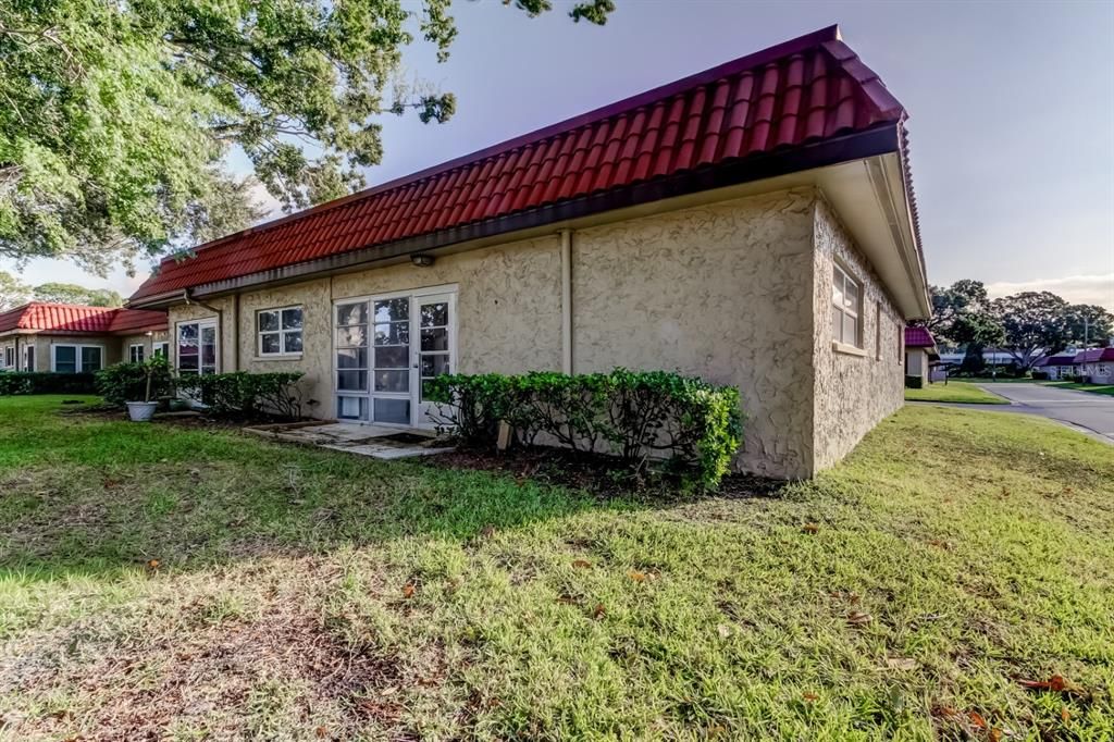 For Sale: $185,000 (2 beds, 2 baths, 945 Square Feet)