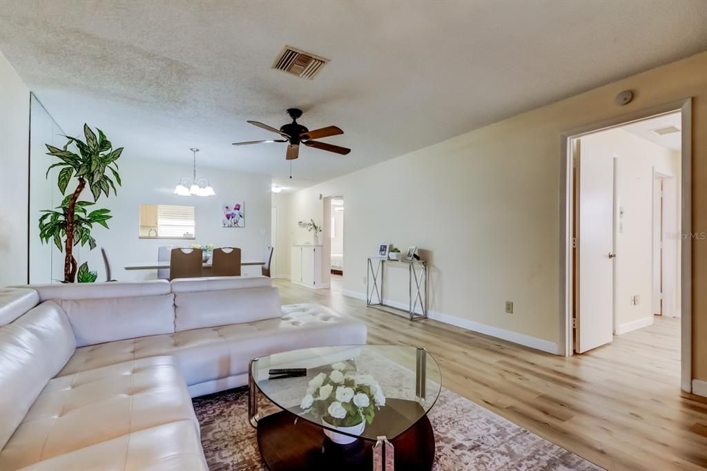 For Sale: $185,000 (2 beds, 2 baths, 945 Square Feet)