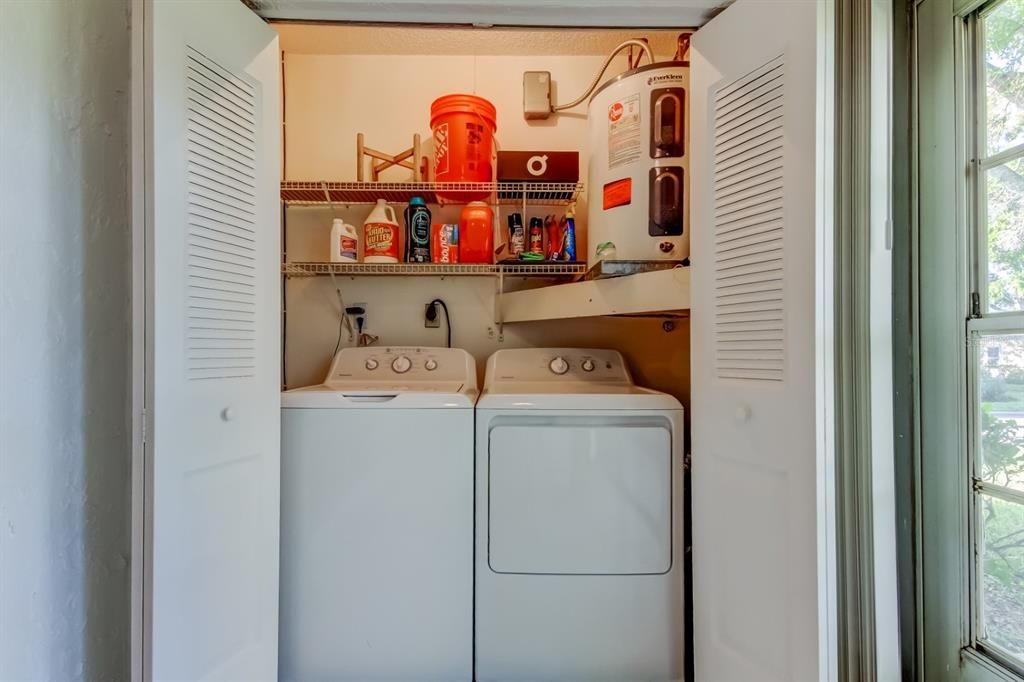 For Sale: $185,000 (2 beds, 2 baths, 945 Square Feet)