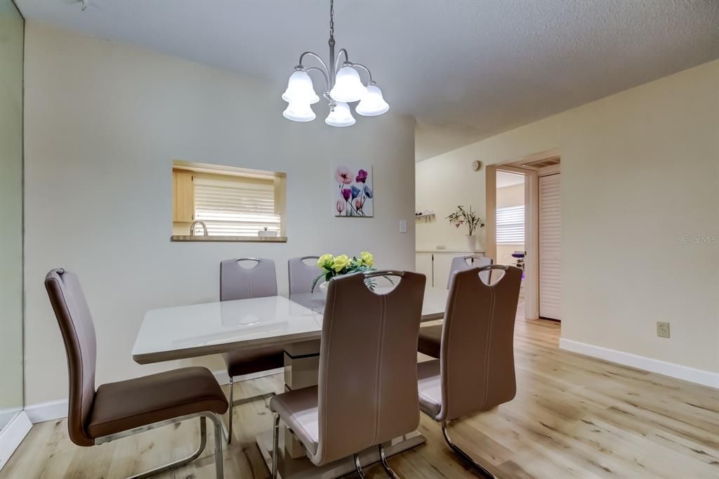 For Sale: $185,000 (2 beds, 2 baths, 945 Square Feet)