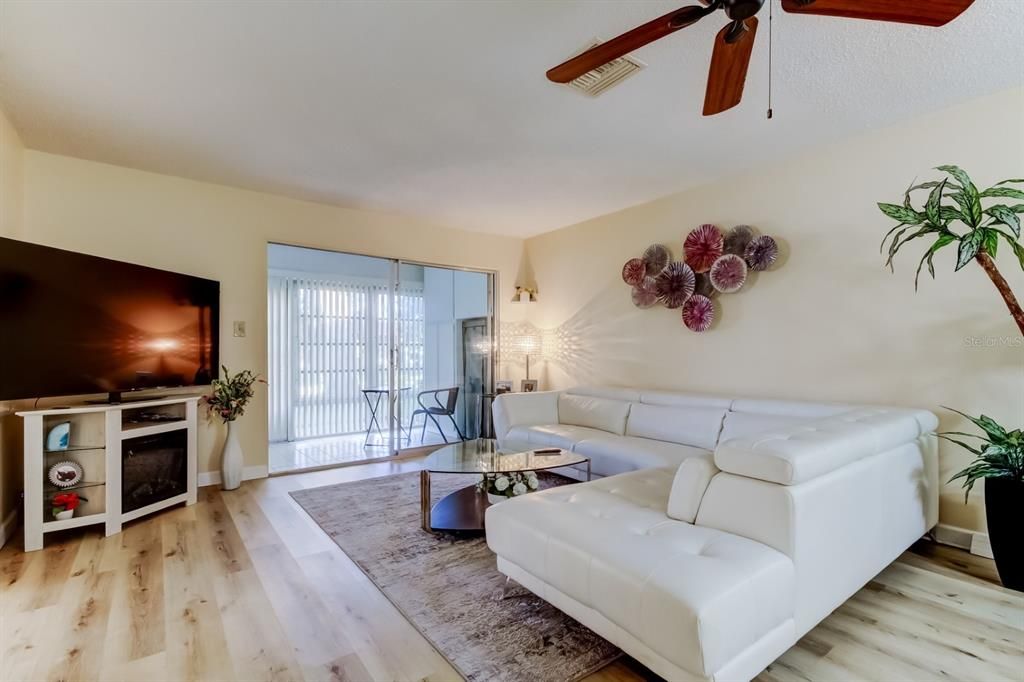 For Sale: $185,000 (2 beds, 2 baths, 945 Square Feet)