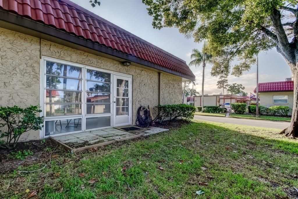 For Sale: $185,000 (2 beds, 2 baths, 945 Square Feet)