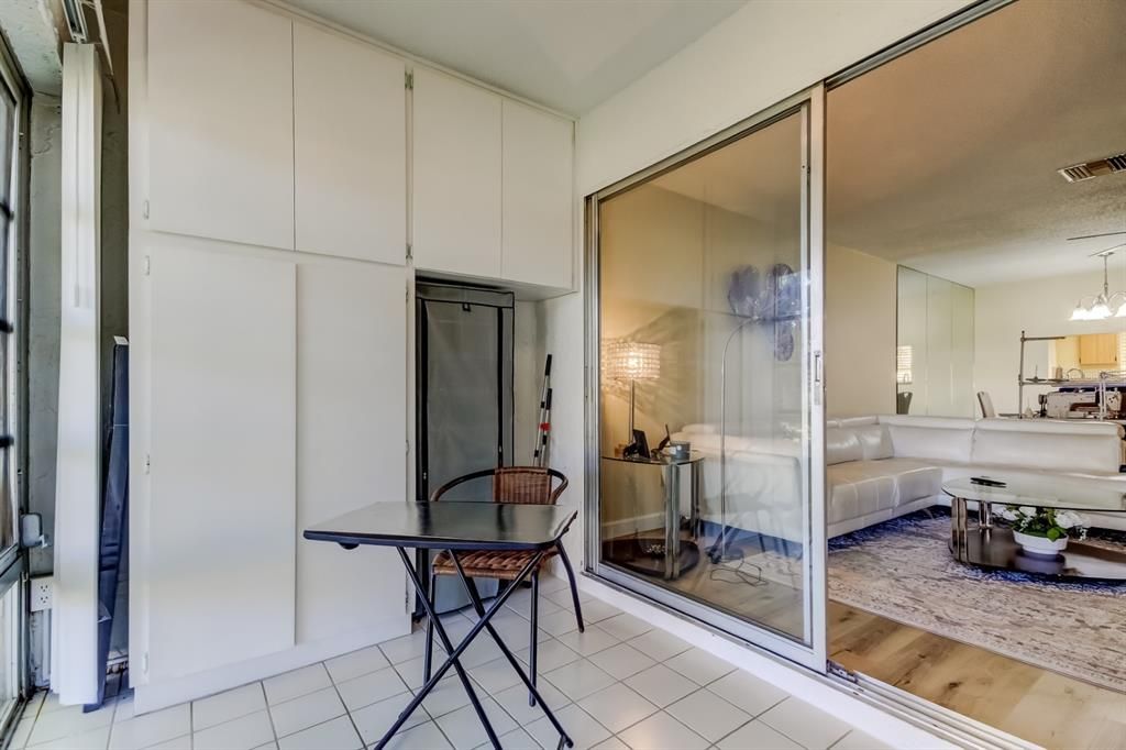 For Sale: $185,000 (2 beds, 2 baths, 945 Square Feet)