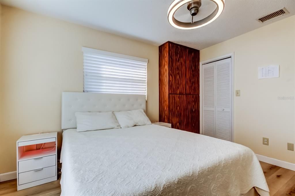 For Sale: $185,000 (2 beds, 2 baths, 945 Square Feet)