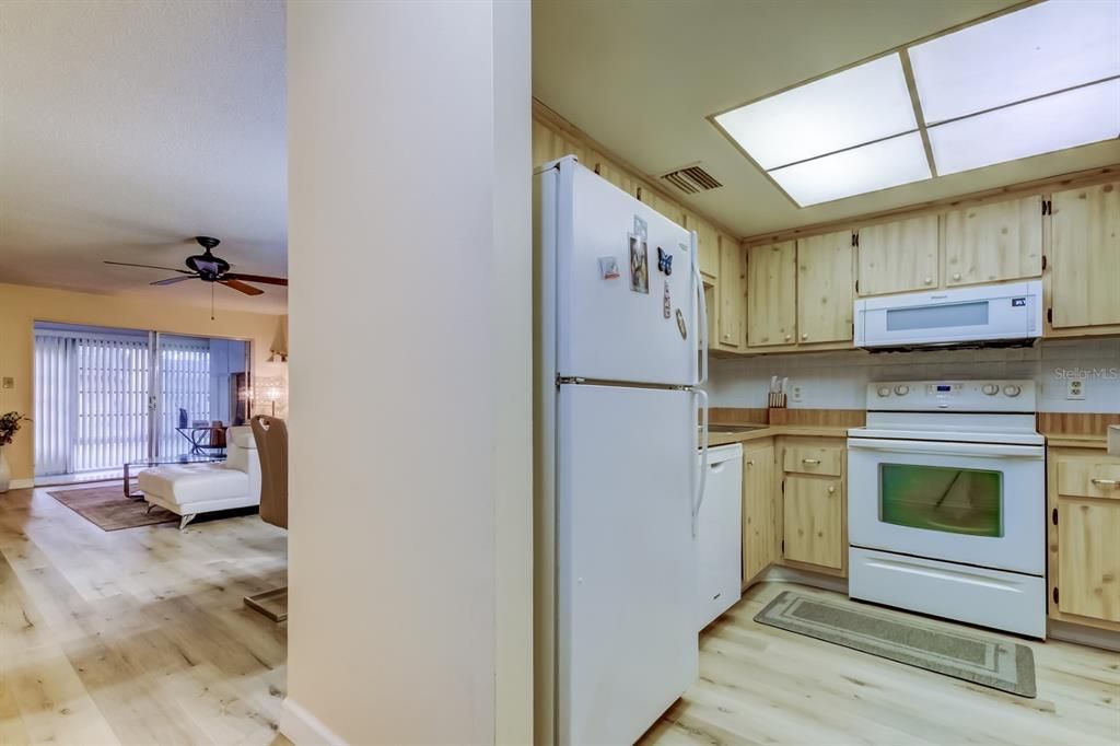 For Sale: $185,000 (2 beds, 2 baths, 945 Square Feet)