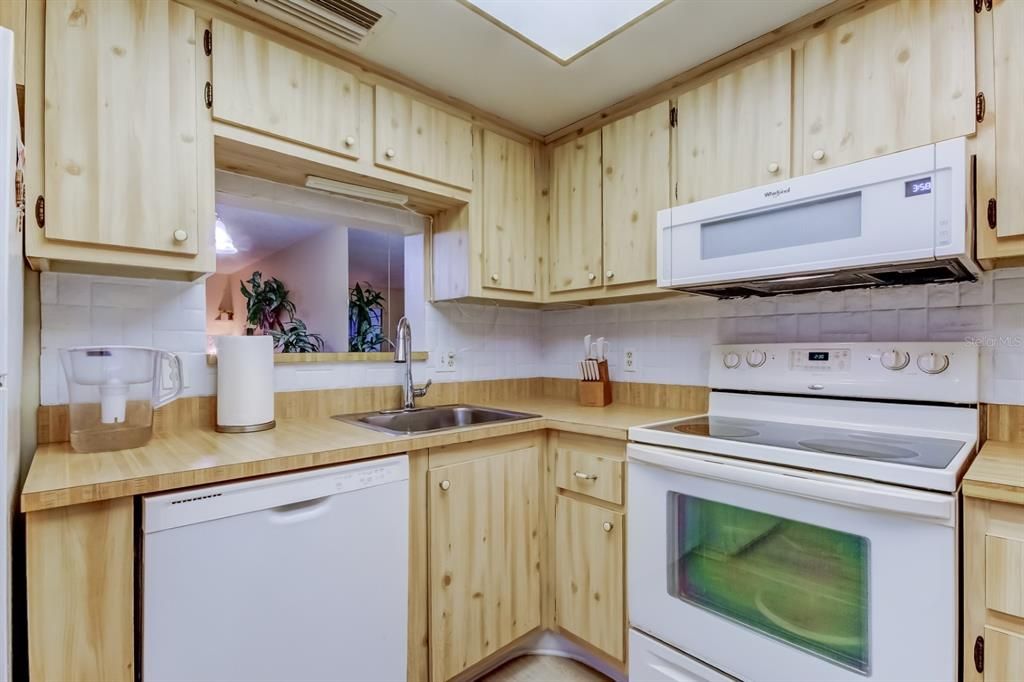 For Sale: $185,000 (2 beds, 2 baths, 945 Square Feet)