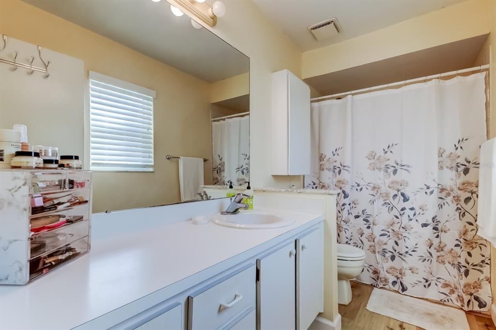 For Sale: $185,000 (2 beds, 2 baths, 945 Square Feet)