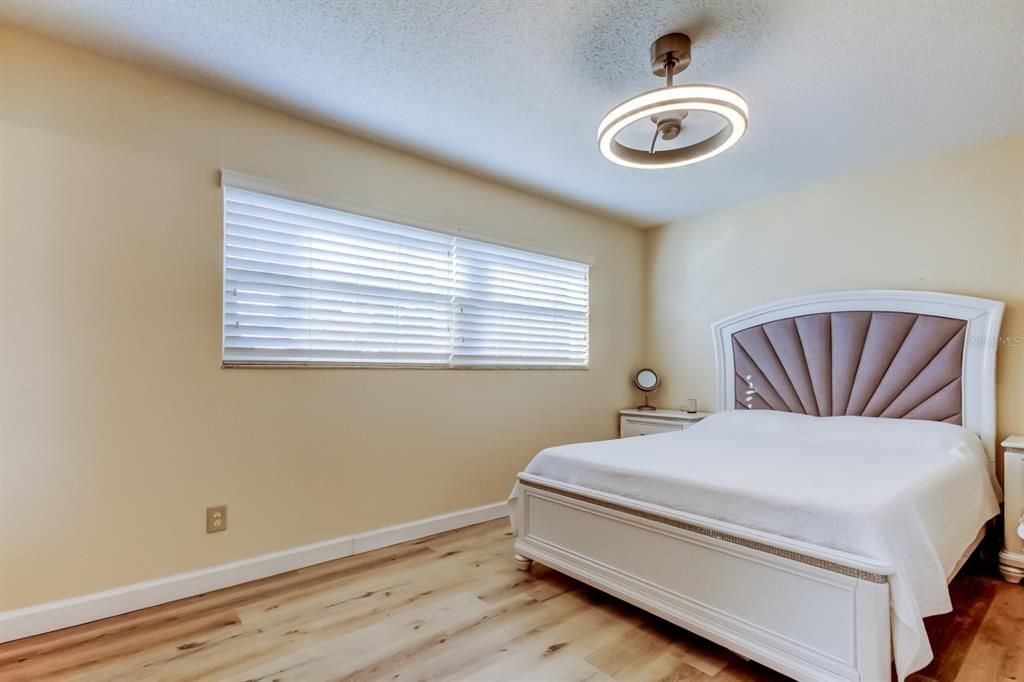 For Sale: $185,000 (2 beds, 2 baths, 945 Square Feet)