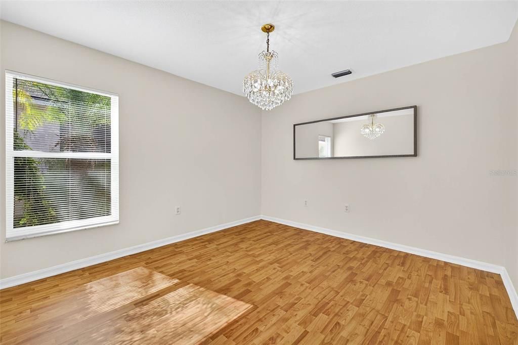 合同活跃: $375,000 (3 贝兹, 2 浴室, 1516 平方英尺)