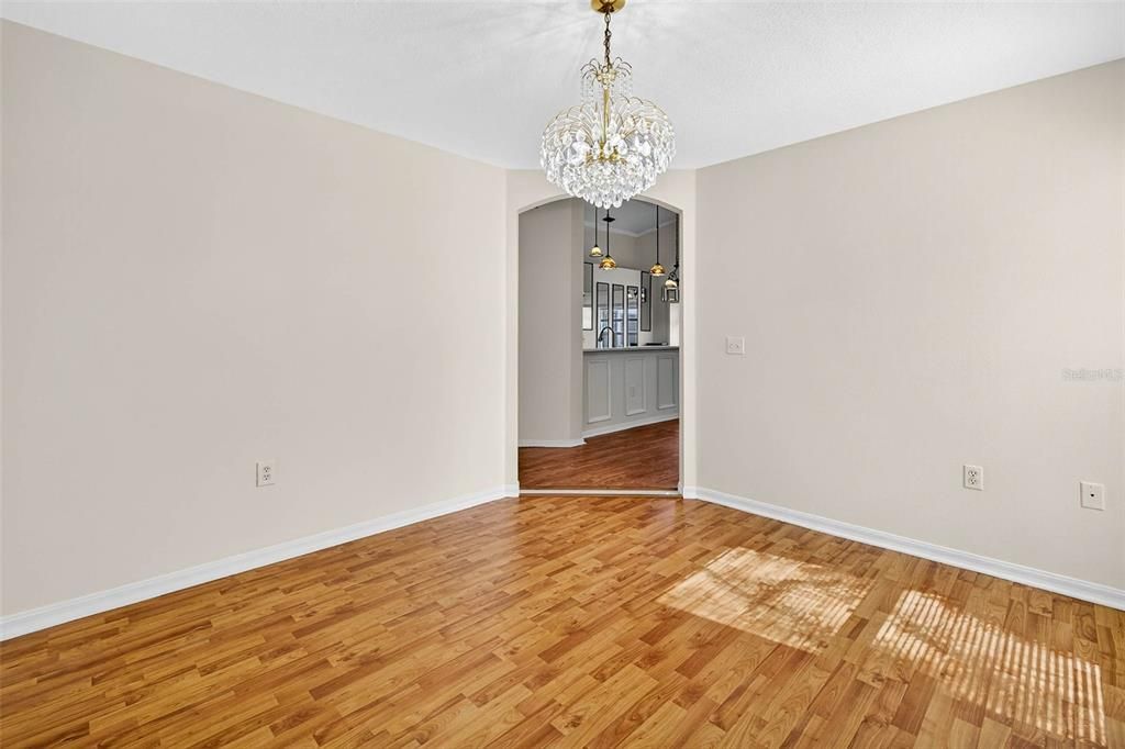 合同活跃: $375,000 (3 贝兹, 2 浴室, 1516 平方英尺)