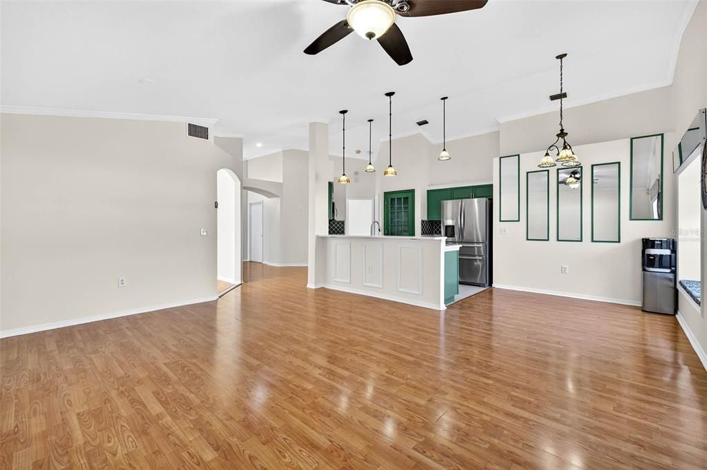 合同活跃: $375,000 (3 贝兹, 2 浴室, 1516 平方英尺)