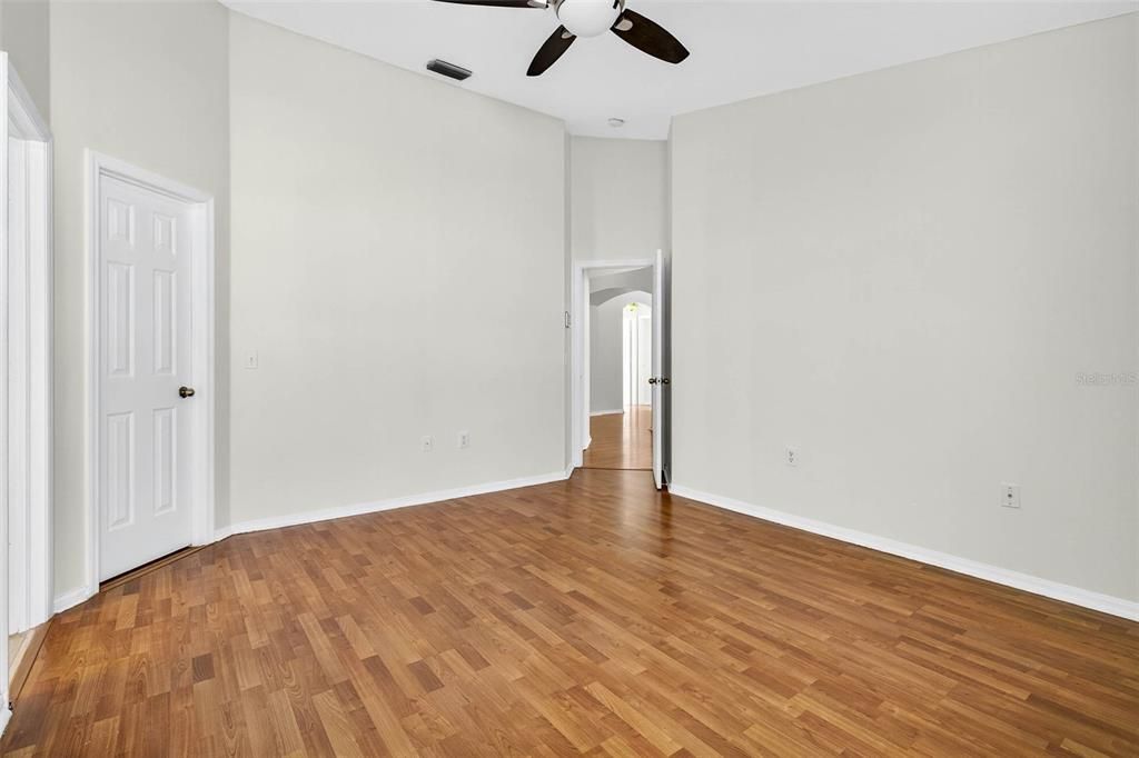 合同活跃: $375,000 (3 贝兹, 2 浴室, 1516 平方英尺)