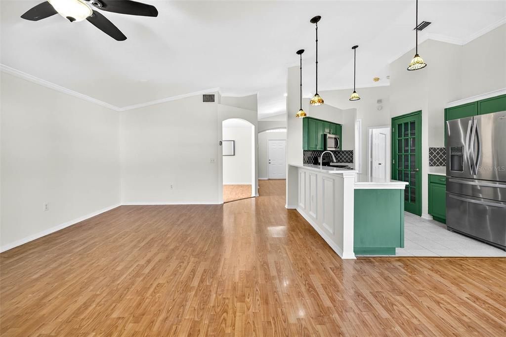 合同活跃: $375,000 (3 贝兹, 2 浴室, 1516 平方英尺)