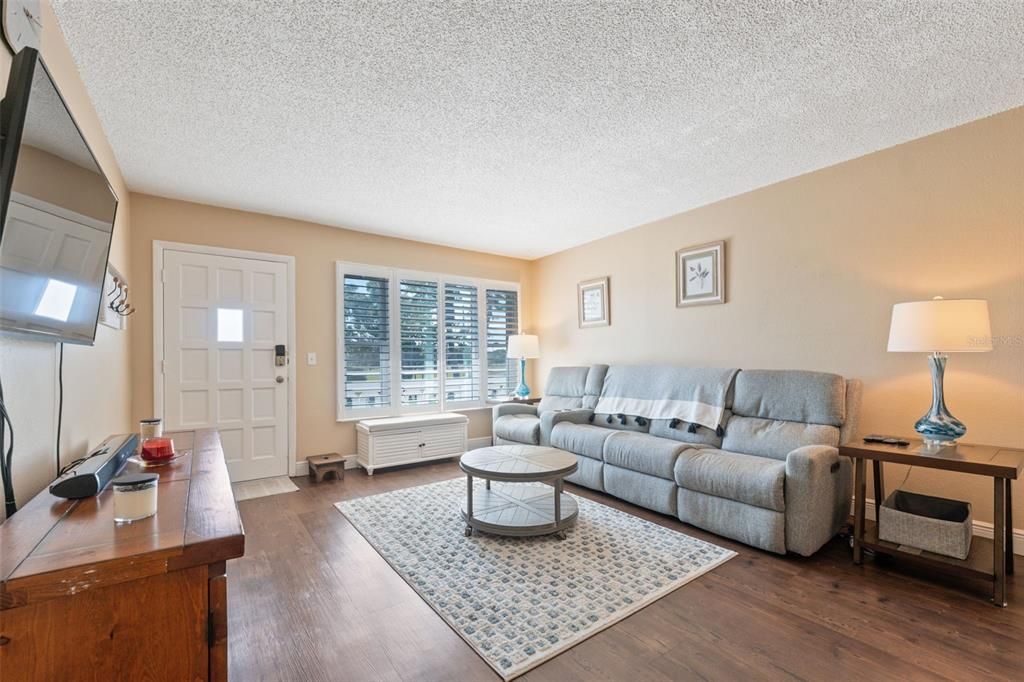 Active With Contract: $200,000 (2 beds, 2 baths, 1100 Square Feet)