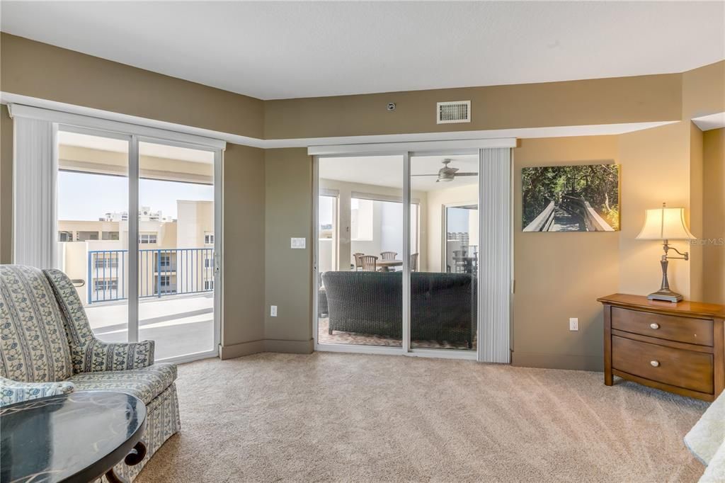 合同活跃: $719,900 (3 贝兹, 3 浴室, 2567 平方英尺)