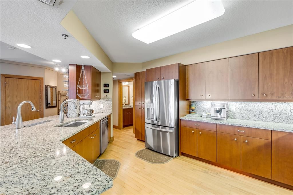 合同活跃: $719,900 (3 贝兹, 3 浴室, 2567 平方英尺)